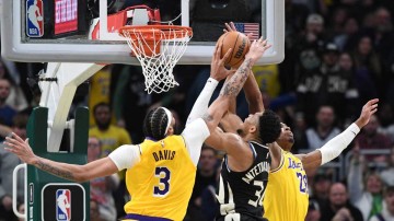 NBA传闻：雄鹿队或将安东尼·戴维斯列入交易目标名单
